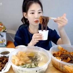 日韩人吃皮蛋视频在线观看,皮蛋新吃法，在线观看惊艳味蕾