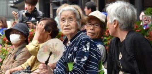 日韩老人在泰国打工视频,日韩老人打工生活纪实